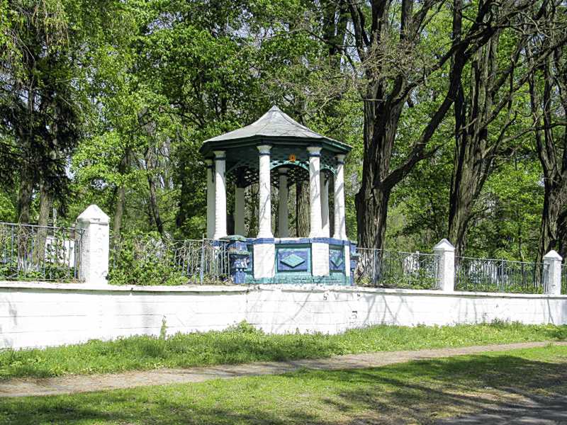 Огорожа з альтанкою