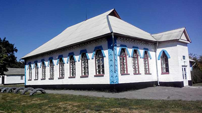 Фото 1 вересня 2020 р. з сайту commons.wikimedia.org Школа побудована за… Школа