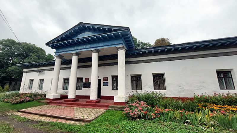 Правий флігель