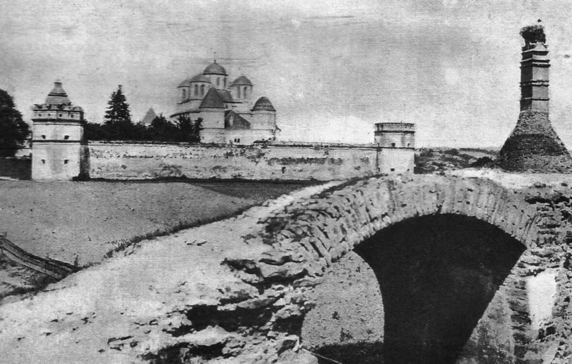 1928 р. Заславська брама на тлі…
