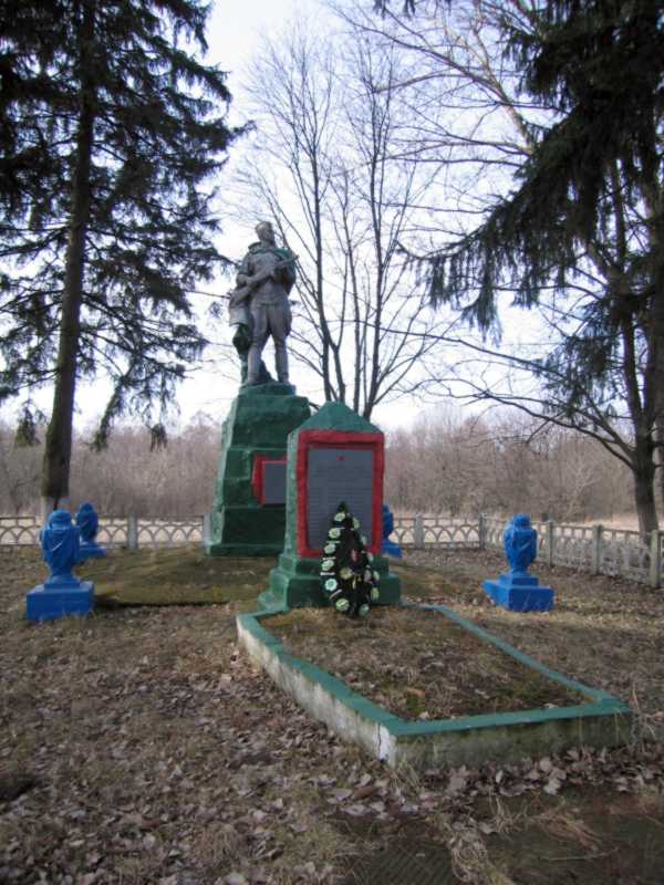 Фото Андрія Гриценка 14 березня 2008 р. з сайту commons.wikimedia.org … Братська могила радянських воїнів