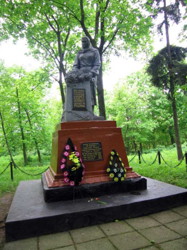 Фото Андрія Гриценка 12 травня 2008 р. з сайту commons.wikimedia.org Братська… Братська могила радянських воїнів