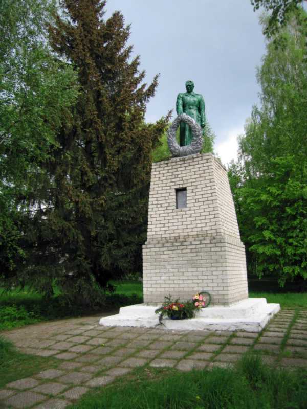 Фото Андрія Гриценка 12 травня 2008 р. з сайту commons.wikimedia.org Братська… Братська могила радянських воїнів