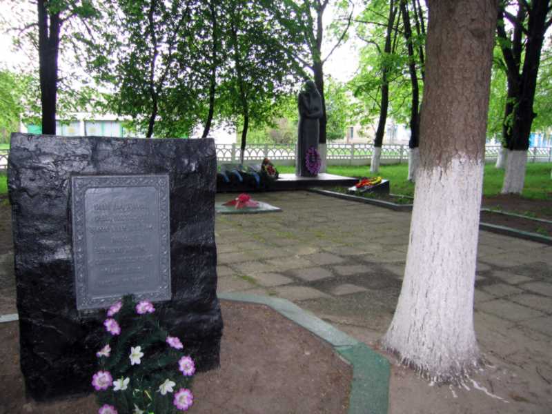 Фото Андрія Гриценка 13 травня 2008 р. з сайту commons.wikimedia.org Могила… Могила Вертюченка В.Ф.