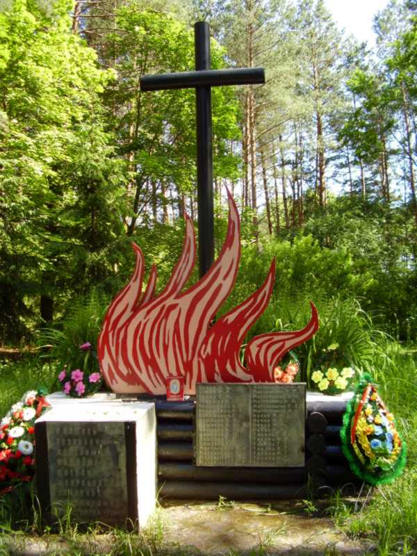 Фото Андрія Гриценка 5 серпня 2009 р. з сайту commons.wikimedia.org Братська… Братська могила жертв нацизму