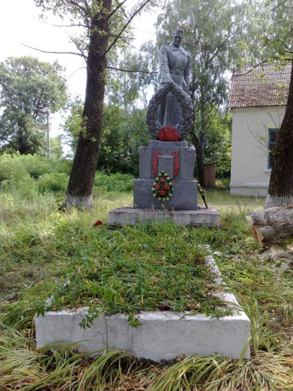Братська могила радянських воїнів. Фото 25 липня 2010 р. з сайту… Братські могили