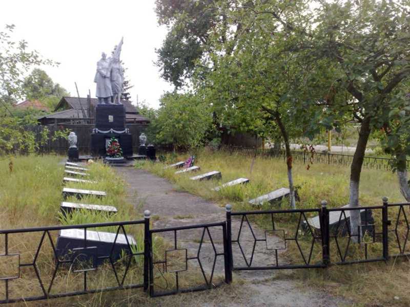 Фото 27 липня 2010 р. з сайту commons.wikimedia.org Меморіальний комплекс:… Меморіальний комплекс