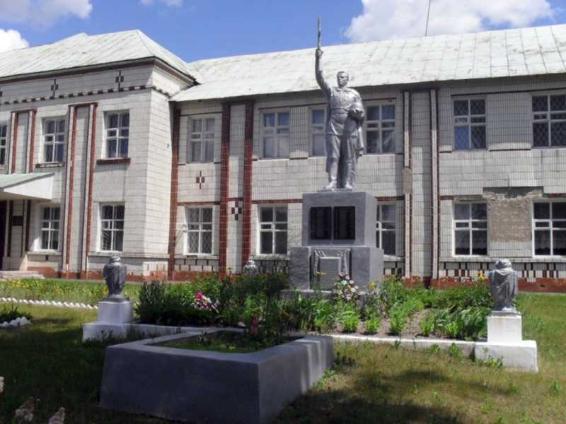 Фото 22 червня 2011 р. з сайту commons.wikimedia.org Братська могила… Братська могила радянських воїнів