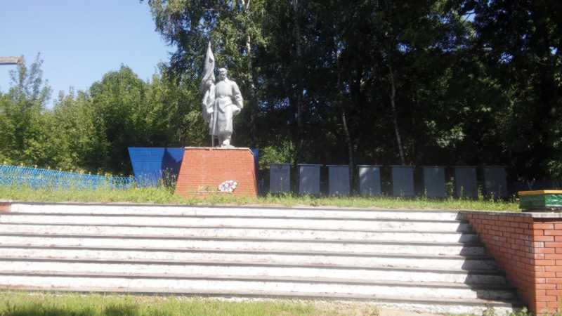 Фото Ольги Лободи 6 серпня 2017 р. з сайту commons.wikimedia.org Меморіальний… Меморіальний комплекс