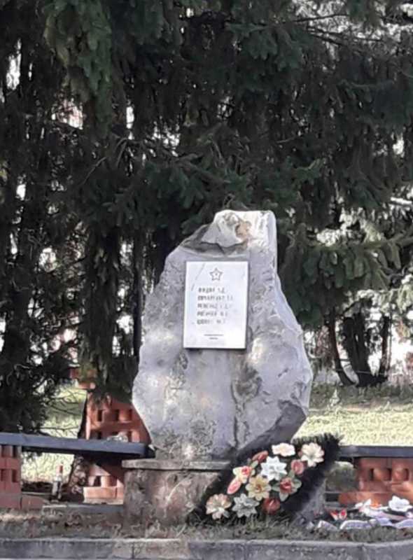 Братська могила партизанів