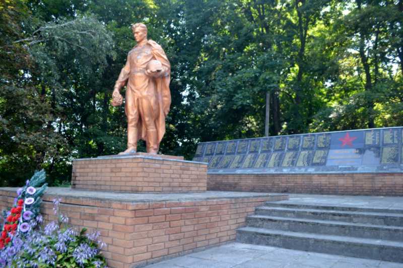 Фото Ольги Лободи 19 серпня 2017 р. з сайту commons.wikimedia.org … Меморіальний комплекс