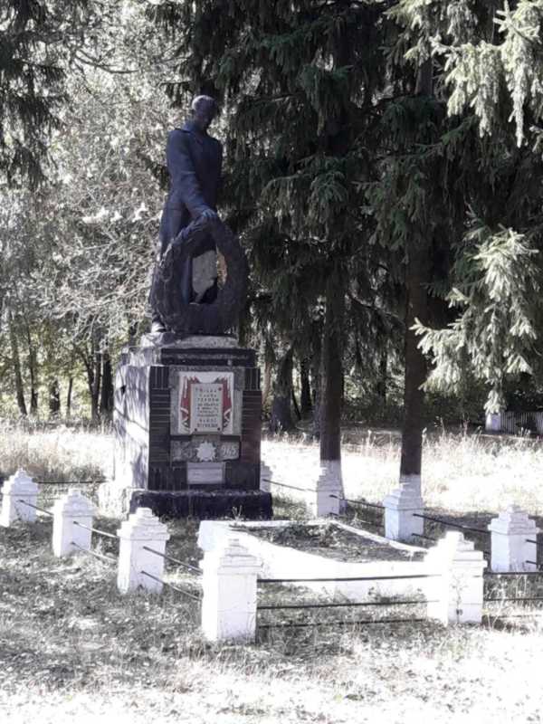 Фото Ольги Лободи 28 вересня 2017 р. з сайту commons.wikimedia.org … Меморіальний комплекс