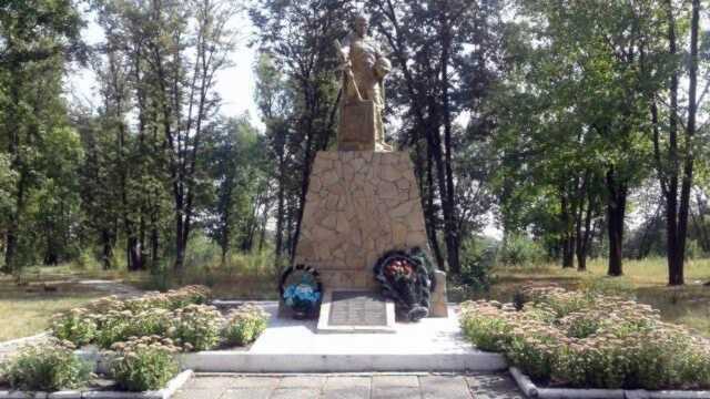 Фото 6 вересня 2018 р. з сайту commons.wikimedia.org Меморіальний комплекс:… Меморіальний комплекс
