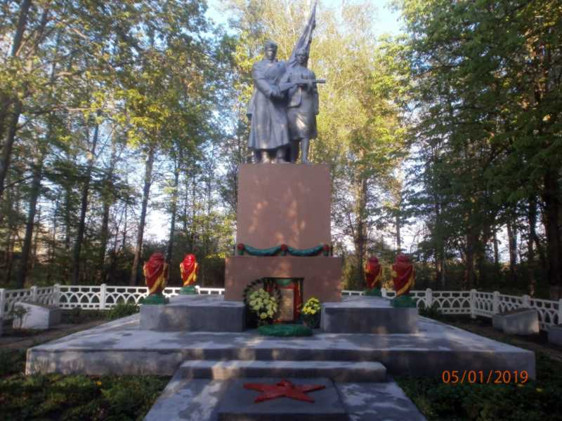 Фото 1 травня 2019 р. з сайту commons.wikimedia.org Меморіальний комплекс:… Меморіальний комплекс