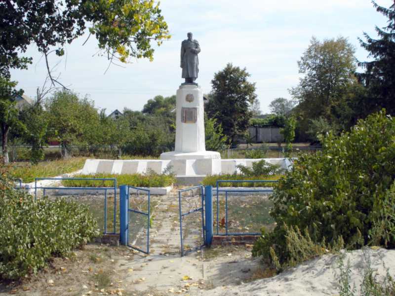 Дві братських могили. Фото 23 серпня 2019 р. з сайту commons.wikimedia.org … Братські могили радянських воїнів