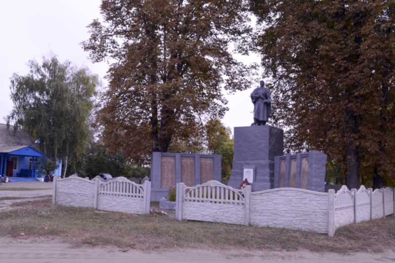 Могила 22 воїнів. Фото 17 вересня 2019 р. з сайту commons.wikimedia.org … Меморіальні комплекси