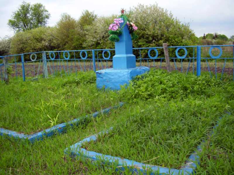 Фото Андрія Гриценка з сайту commons.wikimedia.org, опубліковане 30 вересня… Братська могила радянських воїнів