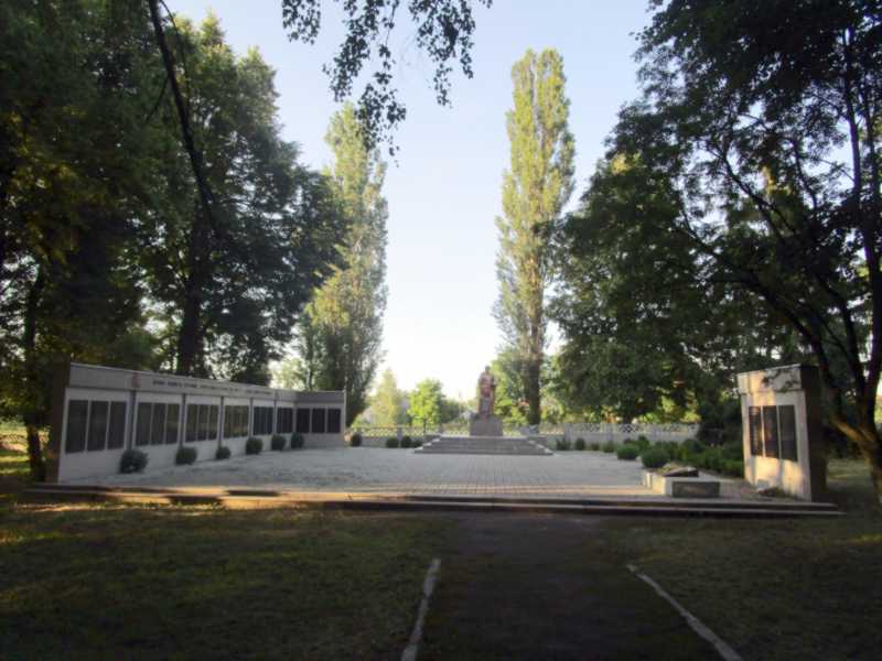 Фото Віктора Полянка 25 червня 2020 р. з сайту commons.wikimedia.org … Меморіальний комплекс