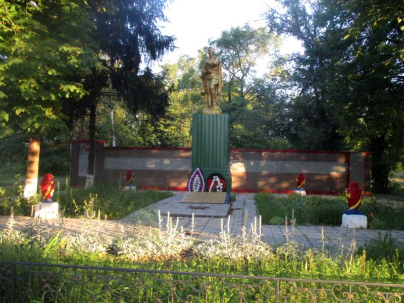 Фото Віктора Поялнка 17 липня 2020 р. з сайту commons.wikimedia.org … Меморіальний комплекс (2)