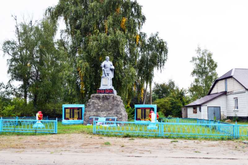 Фото Миколи Зінченка 21 вересня 2012 р. з сайту commons.wikimedia.org … Меморіальний комплекс