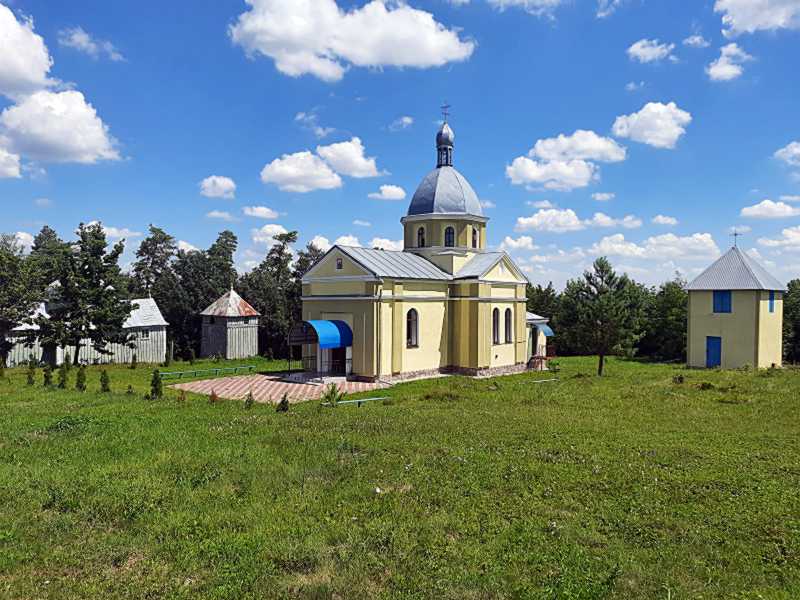 Фото Петра Грушка 28 червня 2024 р. з сайту commons.wikimedia.org Дерев’яна… Церква св.Михаїла