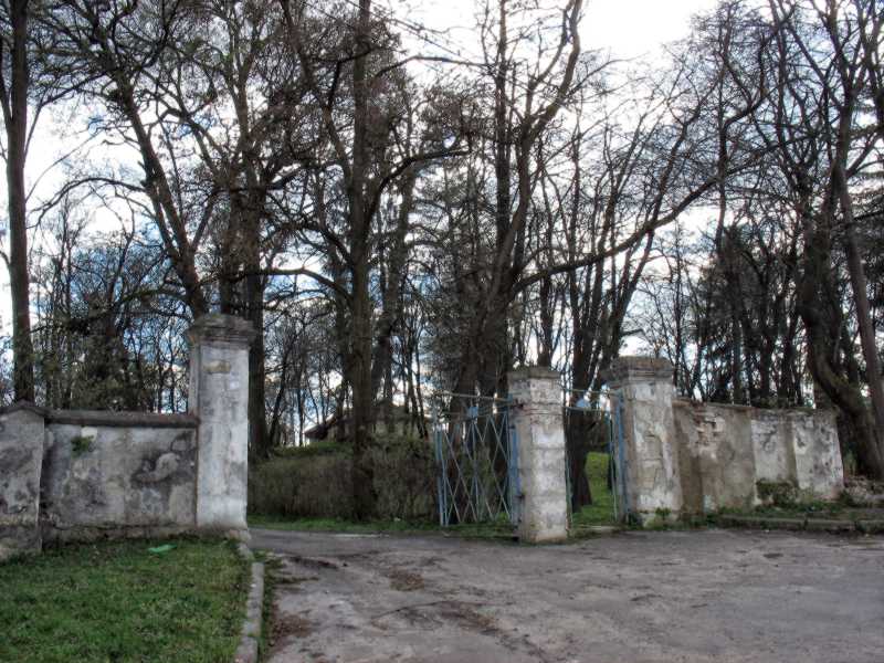 Брама. Фото Сергія Криниці 14 квітня 2007 р. з сайту commons.wikimedia.org … Парк