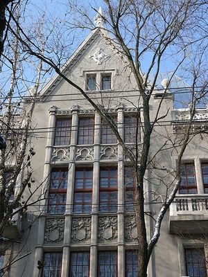 Центральна частина головного фасаду