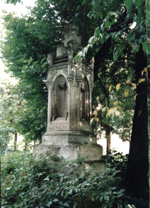 2003 р. Стара могила біля костелу