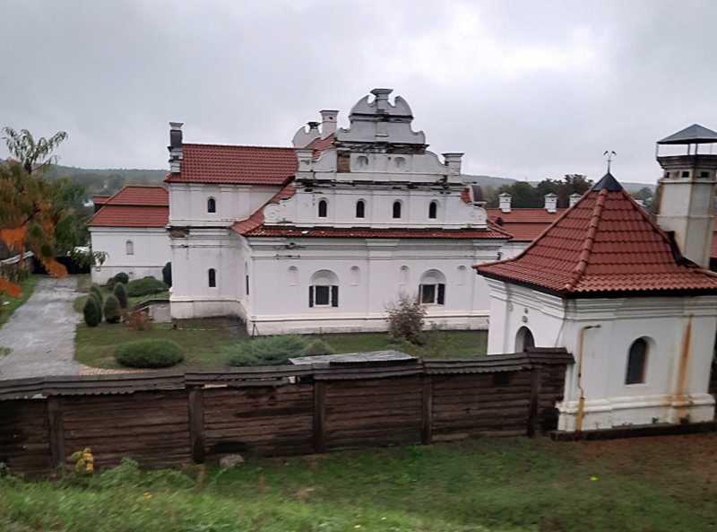 Фото Валентини Хайхан з жовтня 2024 р. з сайту facebook.com Слід знати, що… Новодєл «Садиба Б. Хмельницького»