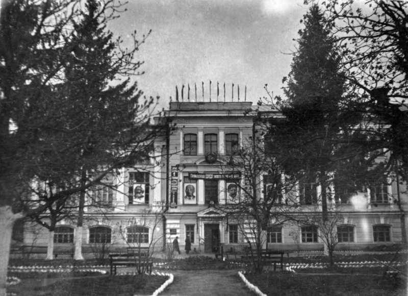 Фото 1930-х рр. з сайту facebook.com опублікував Іван Биков 5 листопада 2025… 1930-і рр. Головний фасад