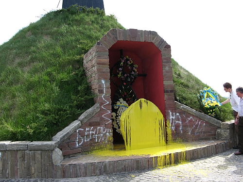 2007 р. Плита, залита жовтою фарбою