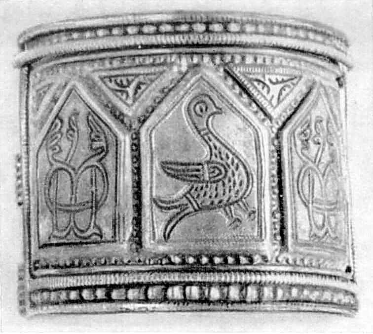 Дуже цікавий браслет XIII століття походить із села Вікторова поблизу Галича.… Пластинчастий браслет