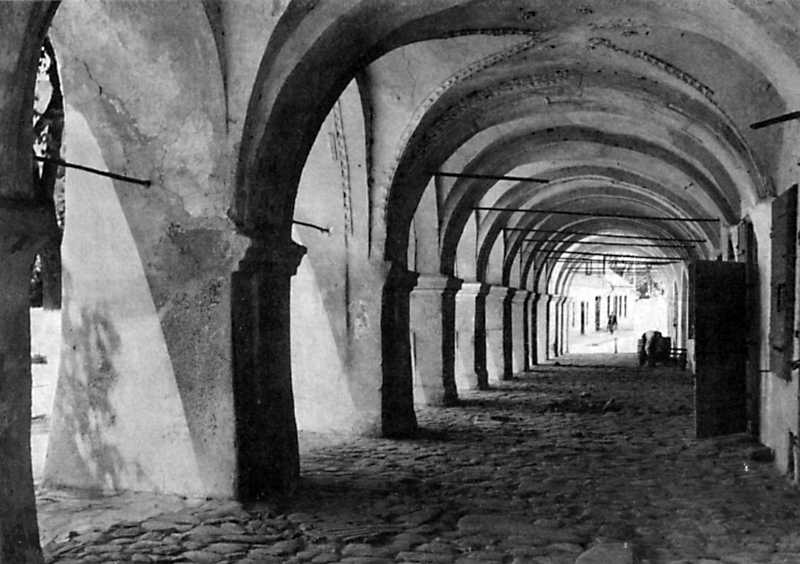 Аркада жилих будинків у Нестерові. 17 ст. Джерело: Логвин Г.Н. По Україні. –… 1968 р. По Україні