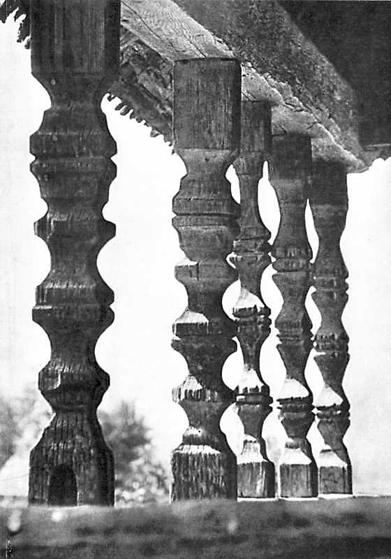 [1970 р.] Різьблені стовпи галереї