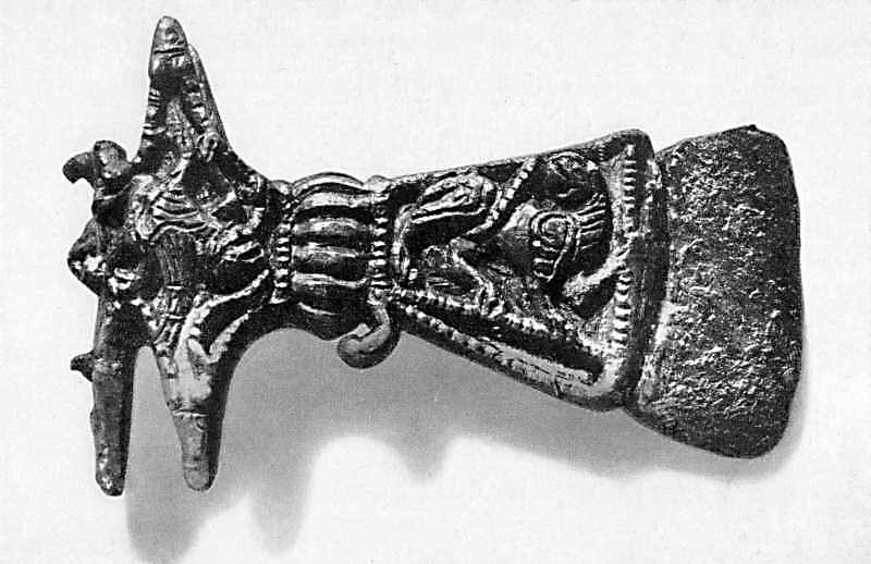 Топорик, найденный в 1910 году в Старой Ладоге в слое X – XI вв. Бронза… Сокирка