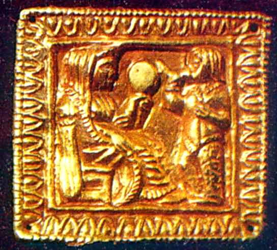 Бляшка: скіф п’є перед богинею