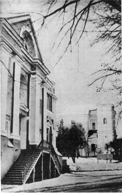 Костелы иезуитов (слева) и…