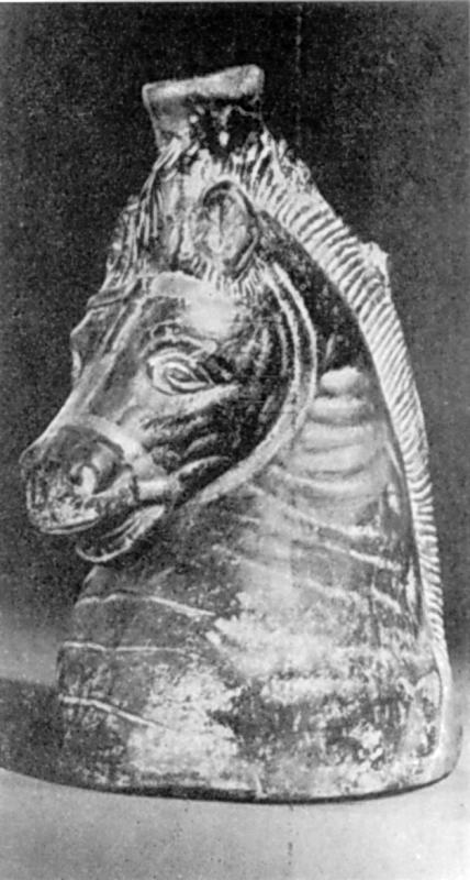 Фігурна посудина у вигляді голови коня