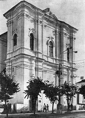 Костел. Главный фасад.