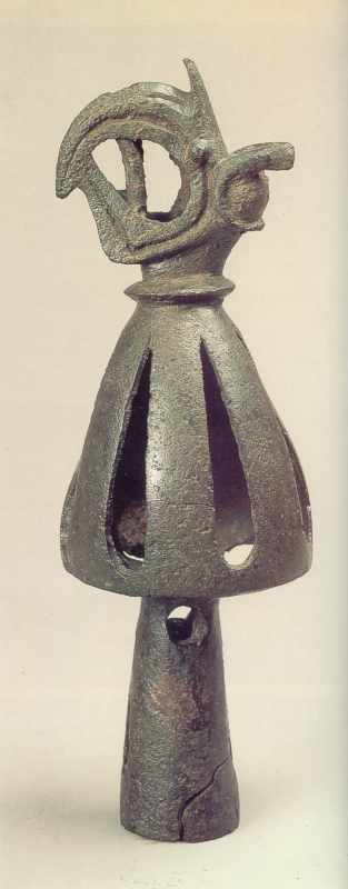 Навершя, увінчане головою грифона з…