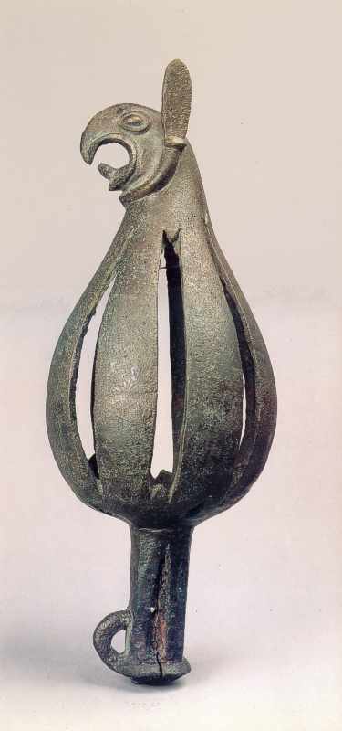 Навершя, увінчане головою грифона