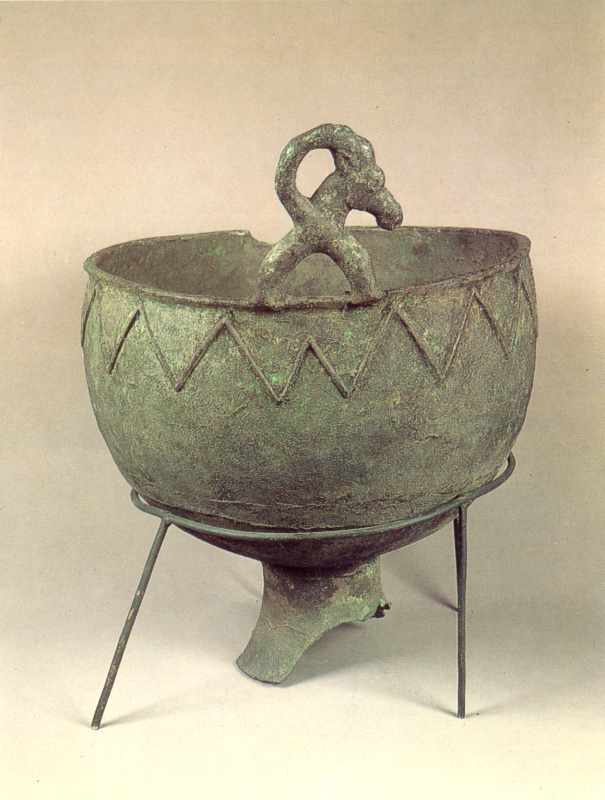 Литой казан зі скульптурними ручками у формі гірьских козлів (одна ручка… Литой казан