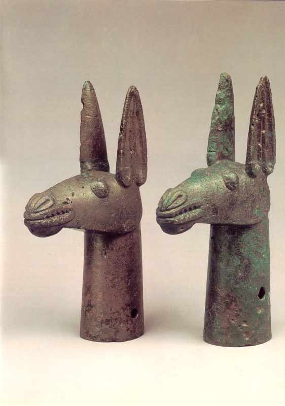 Навершя у формі голів мулів