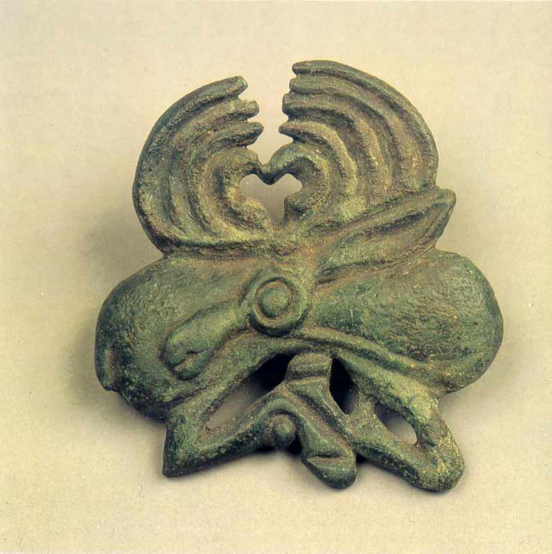 Пластина вуздечки у формі лежачого лося з головою, оберненою назад, і рогами,… Пластина вуздечки у формі лежачого лося