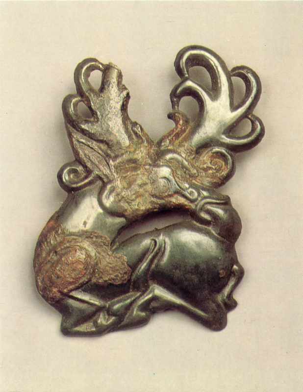 Пластина вуздечки у формі лежачого лося з головою, оберненою назад, і рогами,… Пластина вуздечки у формі лежачого лося