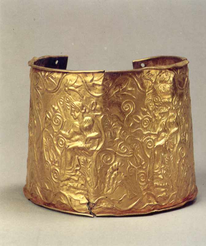 Верхня частина головного убору у формі двошарової платини з нез'єднаними… Верхня частина головного убору