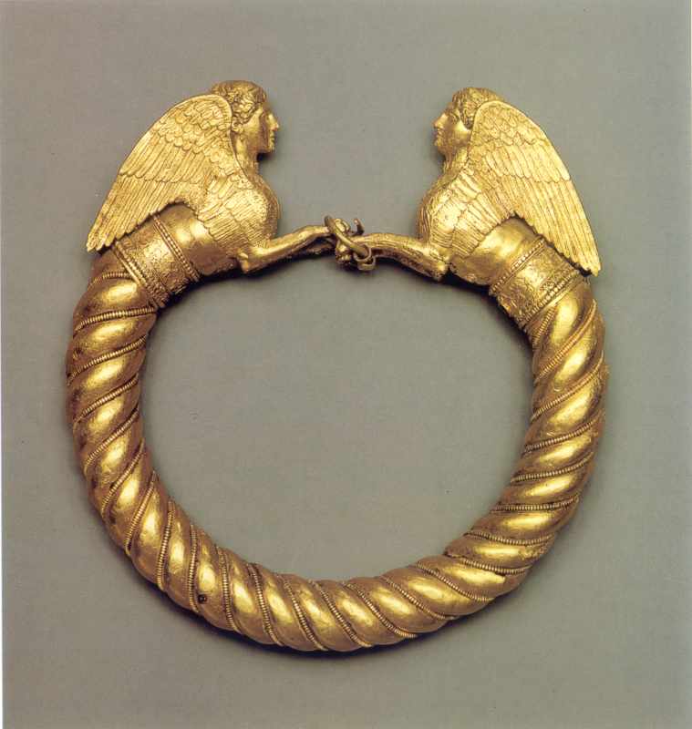 Кручений браслет. Бронзова основа покрита золотим листом. Кінці мають форму… Кручений браслет