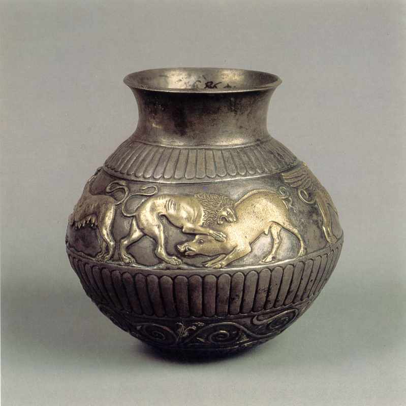 Скіфська ритуальна посудина з позолоченим фризом з 3 сценами: лев і левиця… Скіфська ритуальна посудина
