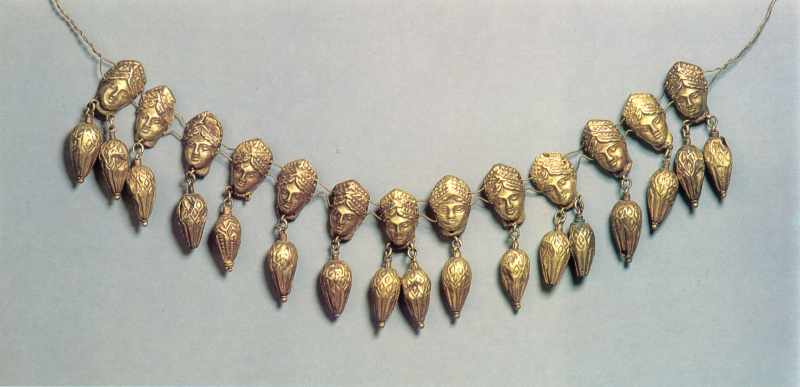 Намисто з рельєфних пластин у формі голови Деметри та підвісок. … Намисто