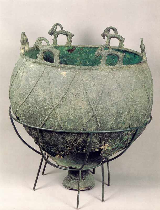Литий казан скіфського типу з шістьма скульптурними ручками у формі козлів. … Литий казан